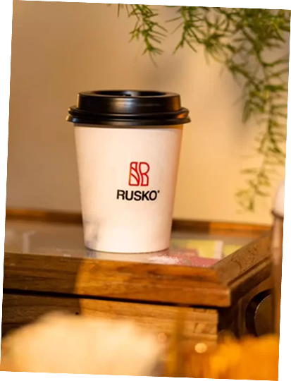 Copo da Rusko sobre uma mesa