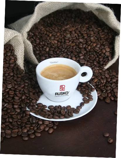 Xícara da Rusko com café sobre grãos